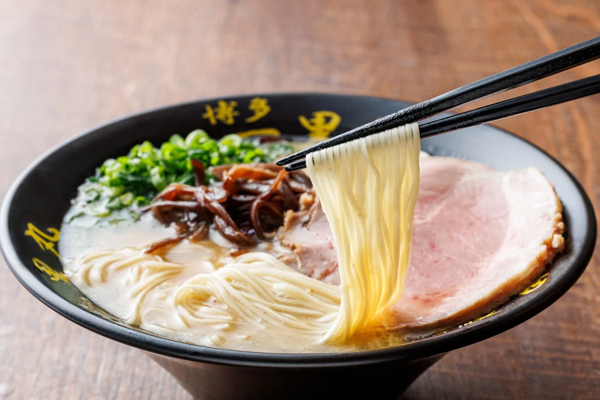 麺を持ち上げる豚骨ラーメン