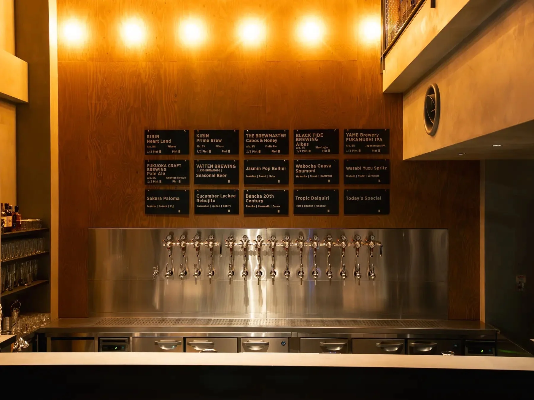 バーカウンターとメニュー