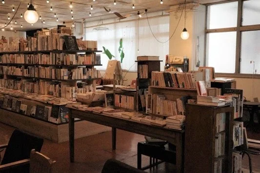 多くの本が並べられた居心地の良い書店