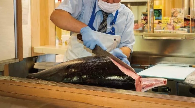 マグロを解体する職人