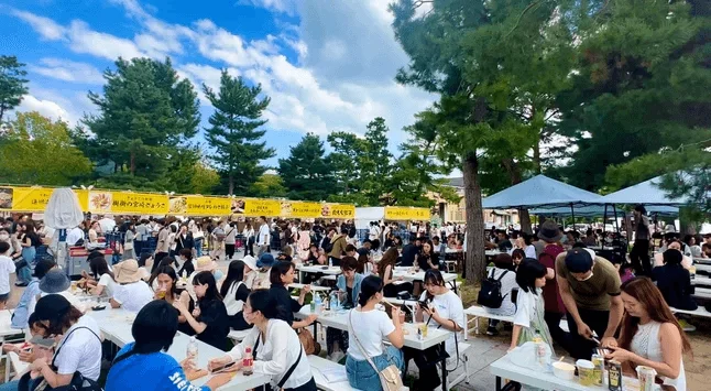 屋外イベント,屋台,食事,人混み,祭り,公園,グルメ,賑やか,フードフェス,日本