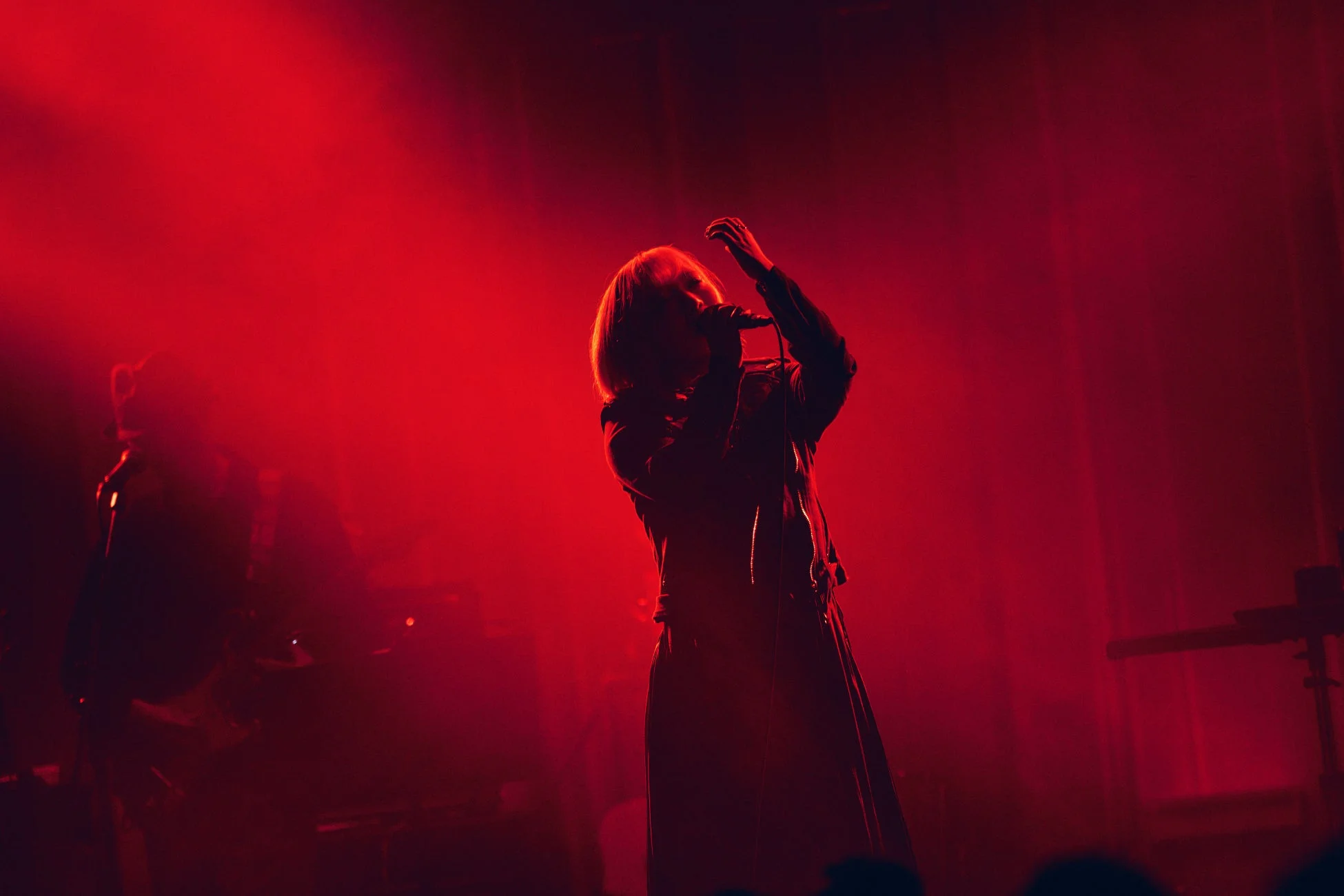 赤い照明に照らされたReoNa