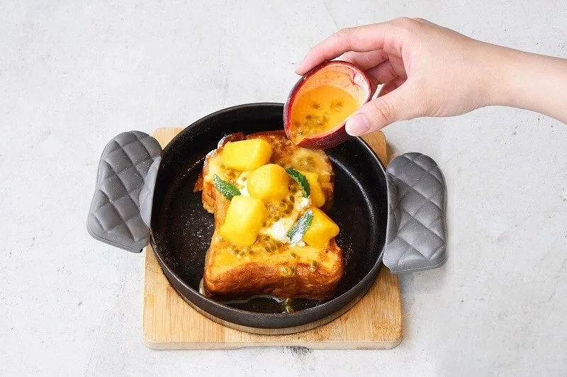 フレンチトーストにパッションフルーツをかける様子