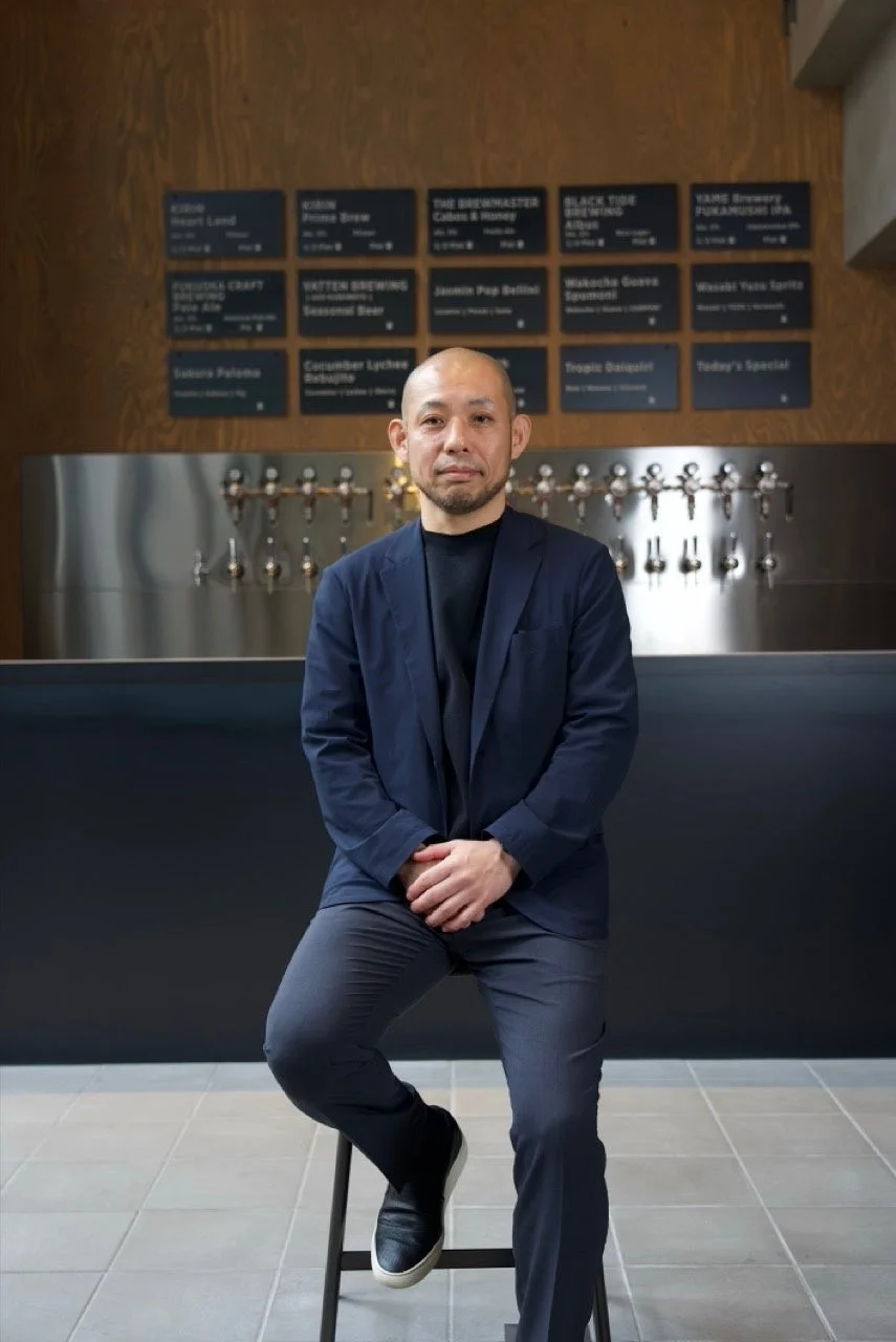 男性とバーカウンター