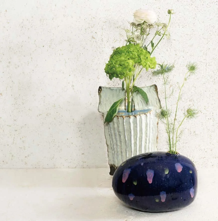 個性的な花瓶と生けられた花