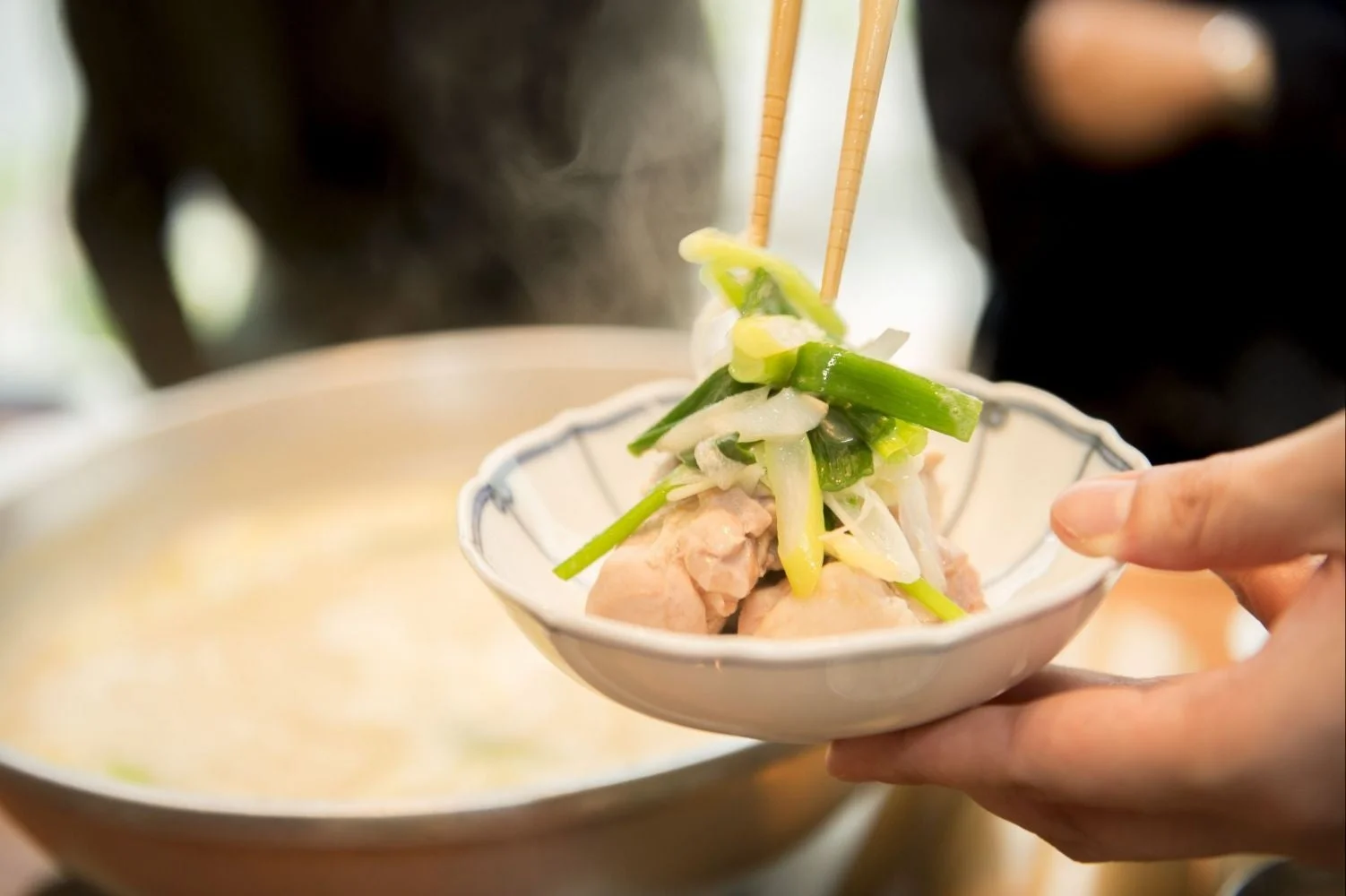 鍋から具材を取り分ける様子