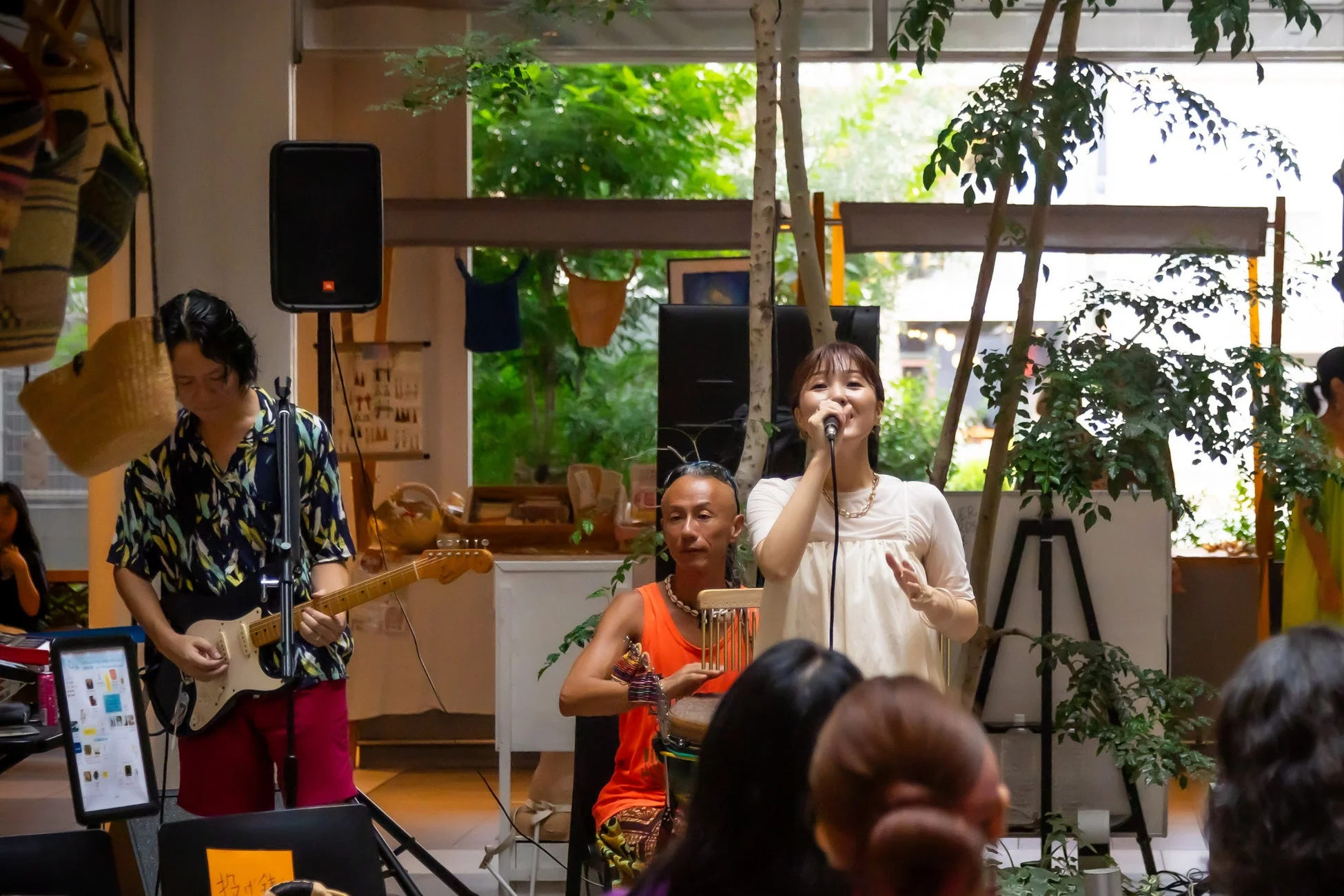 屋内で行われている音楽ライブの様子