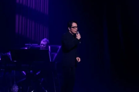 德永英明、デビュー40周年記念ツアー「COVERS & BEST」が開幕 2026年後半スケジュールと2025年ツアーライブ作品のリリースを発表