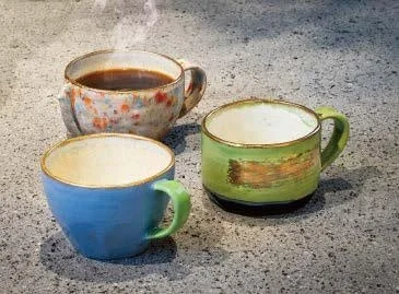 異なる色の陶器カップ