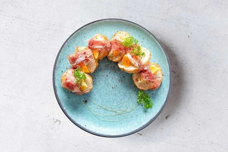 生ハムとマンゴーのクロスティーニ