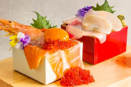 福津「オ魚ソウル」より新メニュー「紅白こぼれ枡海鮮丼」が登場、一日限定10食で提供開始
