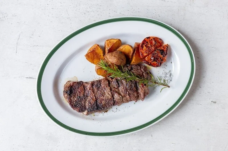 ステーキ,肉料理,ローストポテト,グリル野菜,ローズマリー,洋食,メインディッシュ,食事,美味しそう,夕食