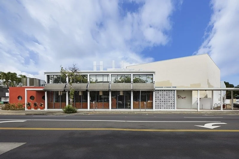 建築,商業施設,レストラン,外観,現代建築,赤い壁,ガラス窓,ストリートビュー,青空,Rigo