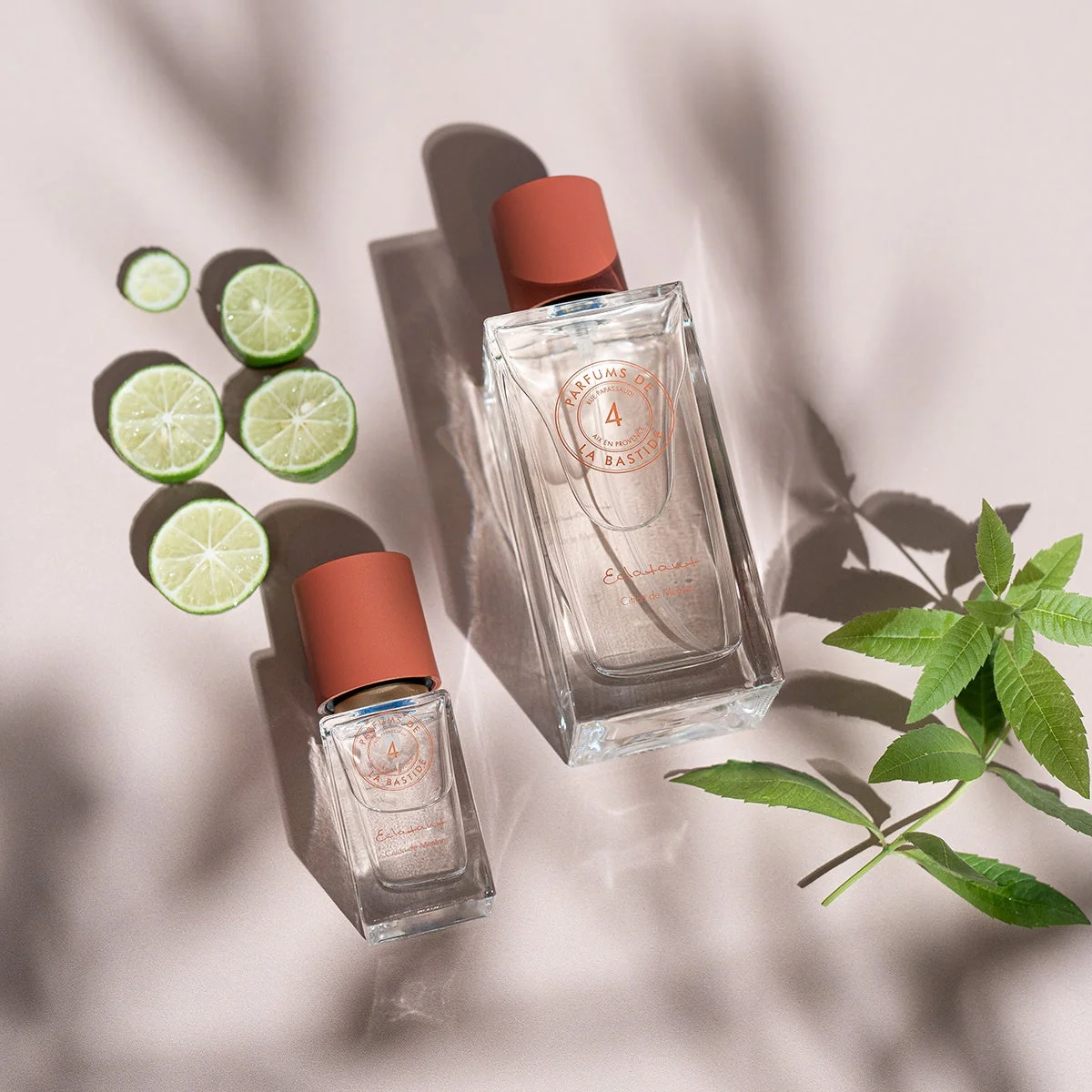 香水瓶とライムの輪切り