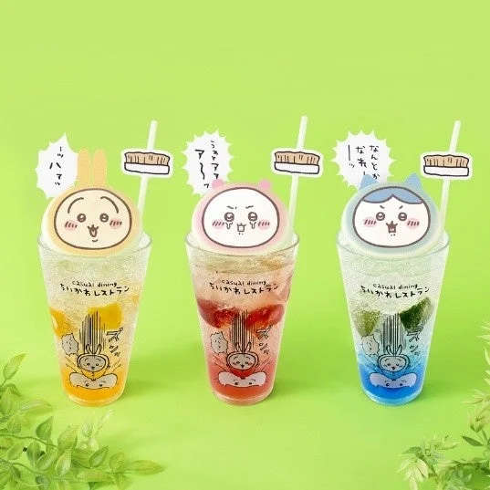 ちいかわレストランのロゴとキャラクターがデザインされたドリンク