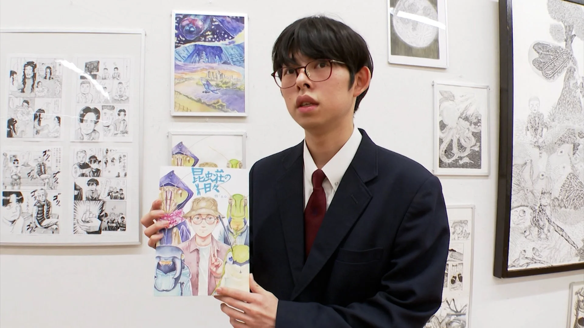 作品を手に持つ男性