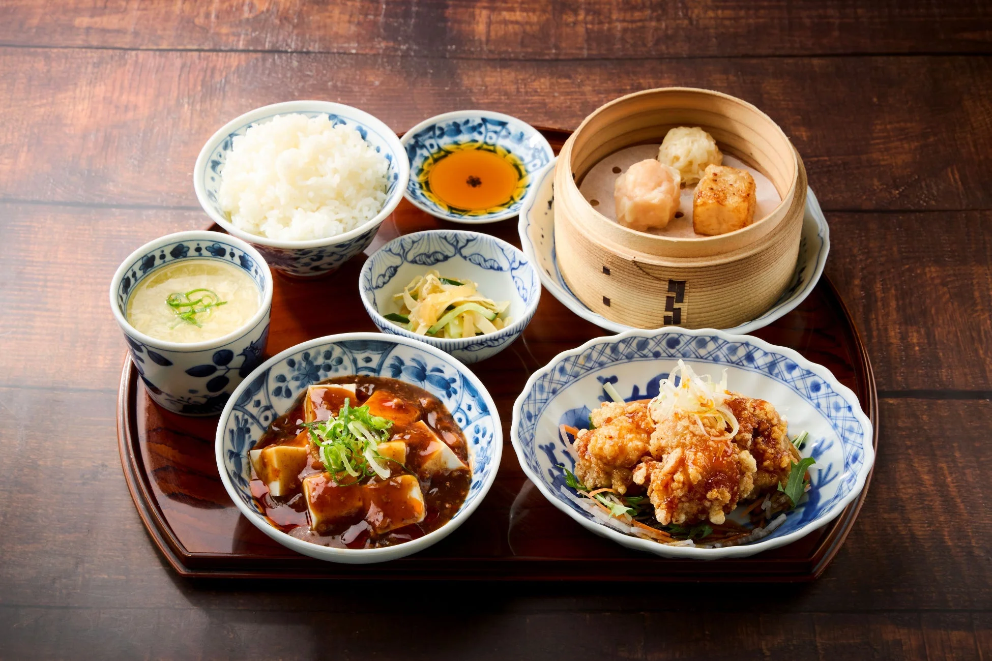 中華料理の定食（麻婆豆腐、唐揚げなど）