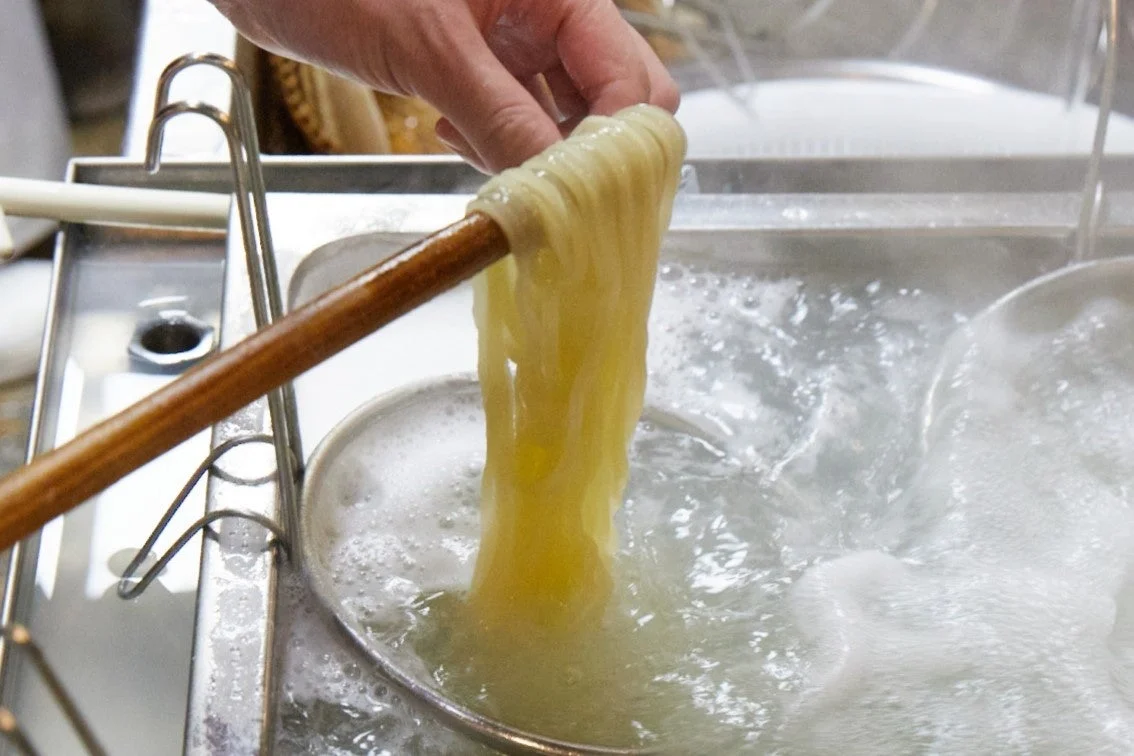 麺を茹でる様子