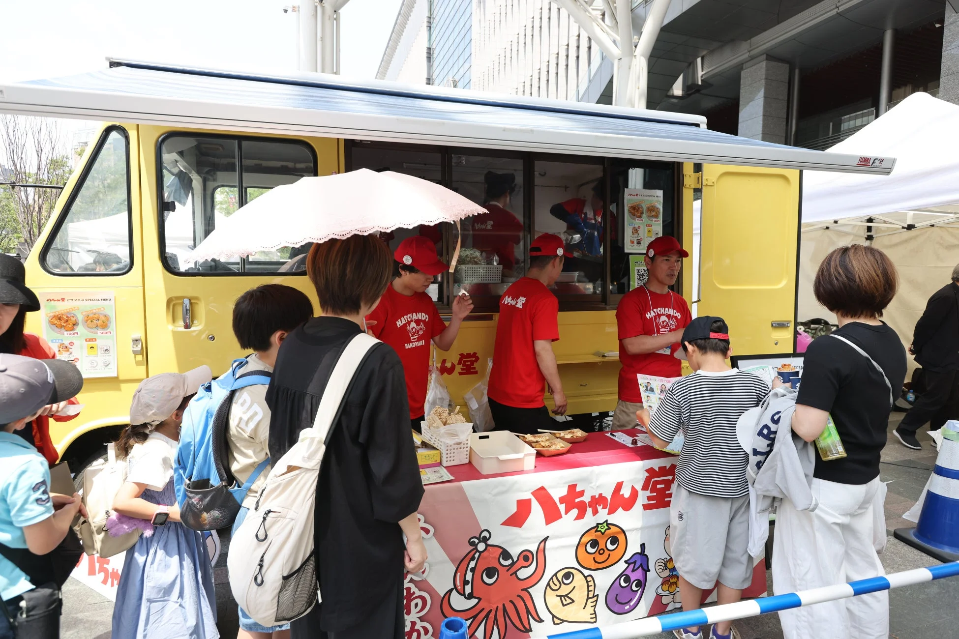 八ちゃん堂のフードトラックでたこ焼きを販売