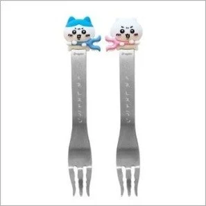 ちいかわとハチワレのマスコットが付いたフォーク
