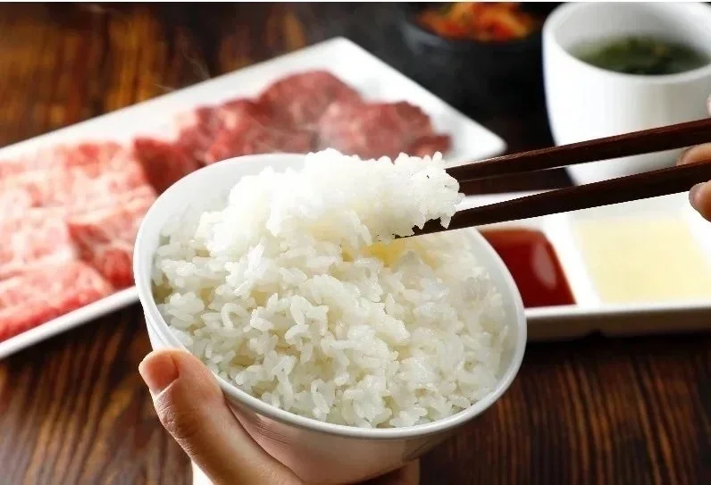 箸で白米を掴む様子