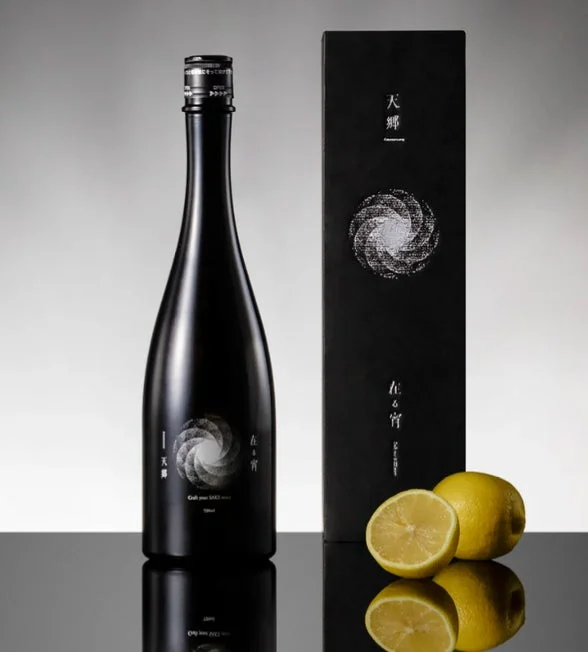 日本酒 酒 ボトル 黒 パッケージ レモン 果物 飲料 高級感 スタイリッシュ ミニマリスト ギフト お酒 在る宵 天郷 720ml