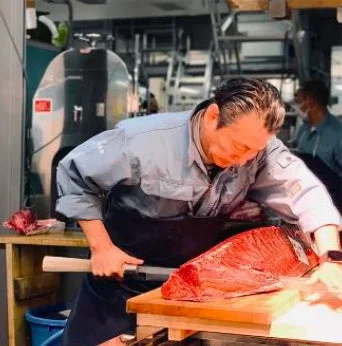 マグロを解体する職人