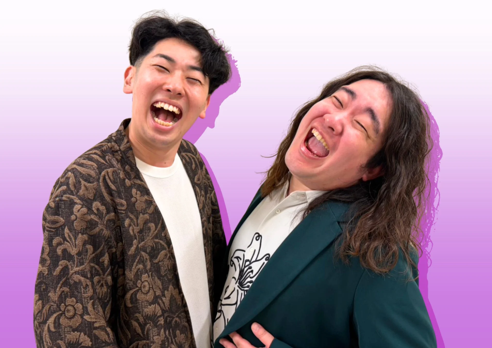 大声で笑っている二人の男性