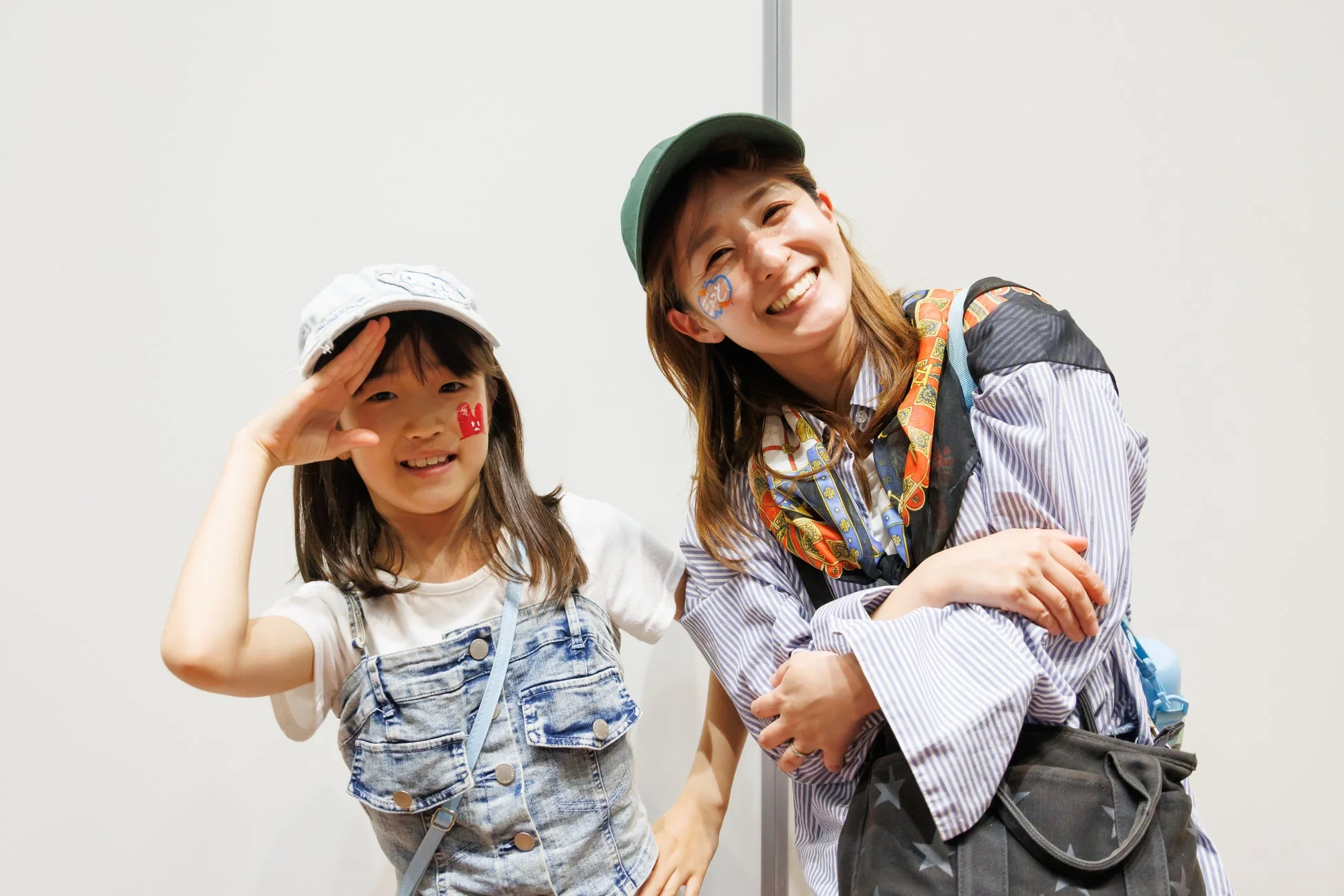 笑顔でポーズをとる女性と子供