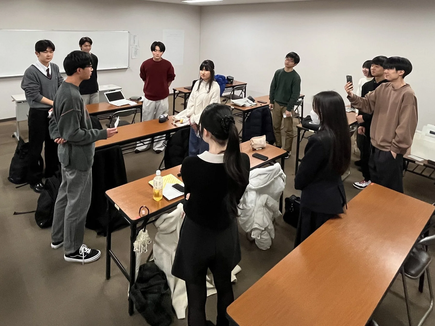 学生が集まって立ち話をしている様子