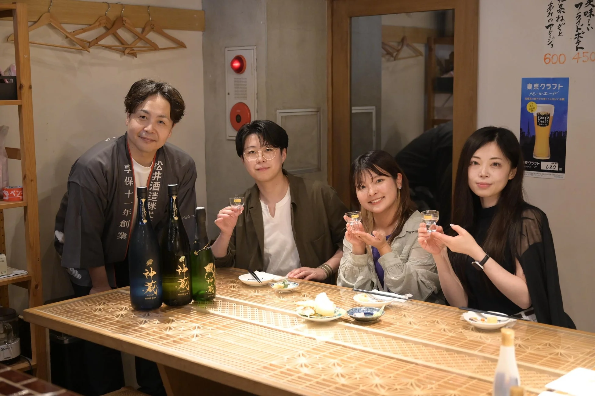 日本酒と食事を楽しむ人々