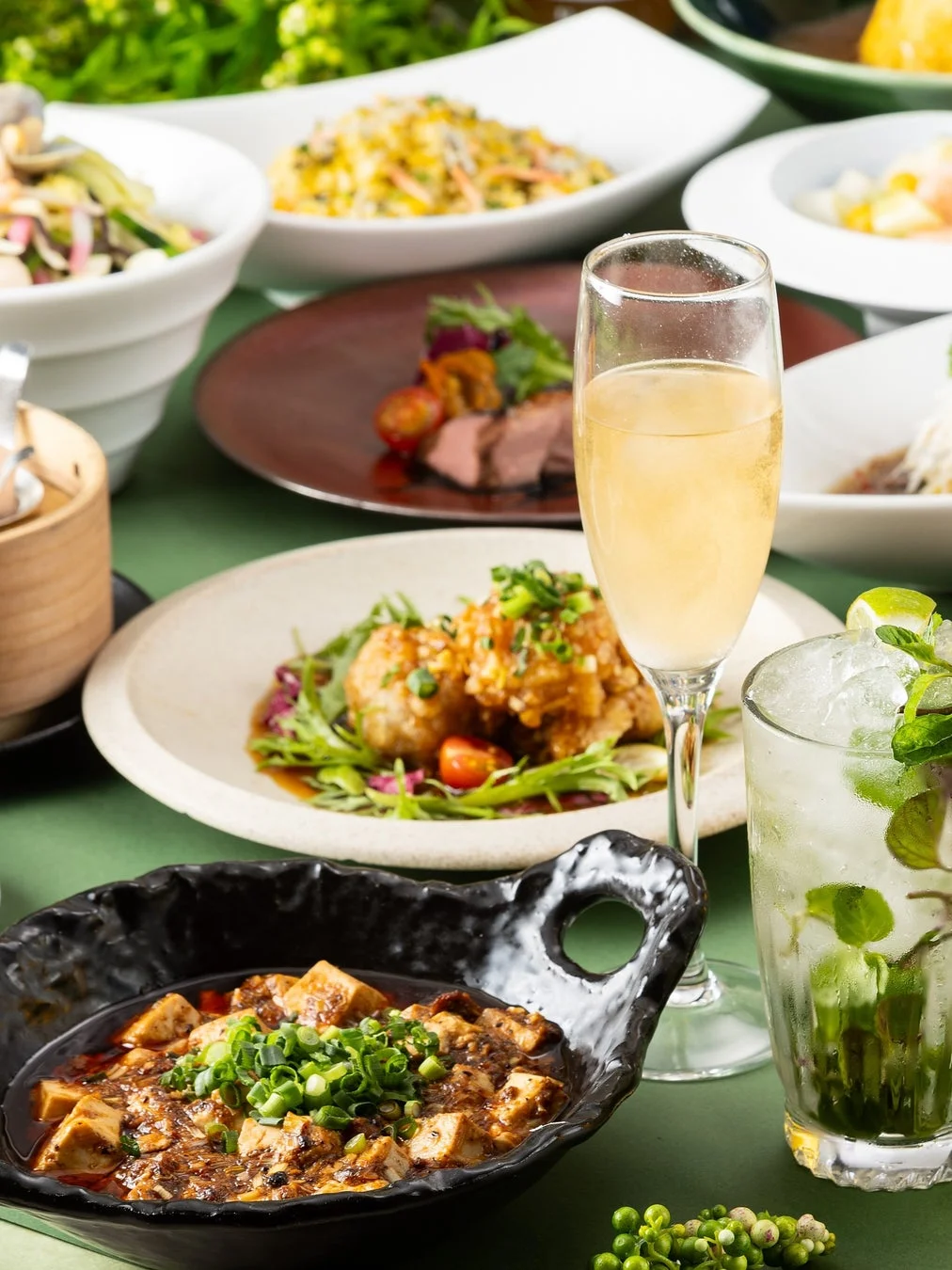 様々な料理と飲み物が並べられた食卓の様子