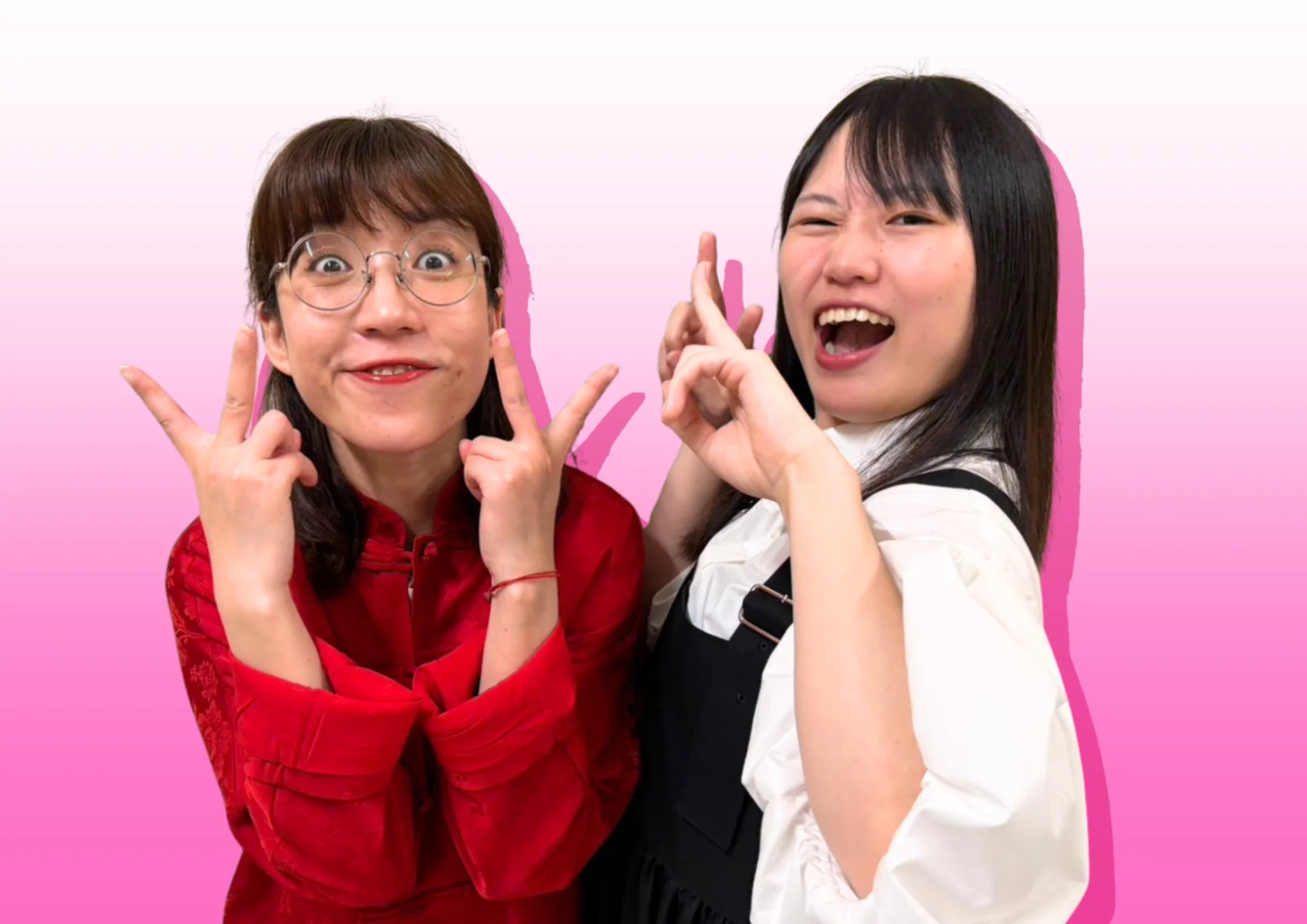 ピースサインをする女性二人組