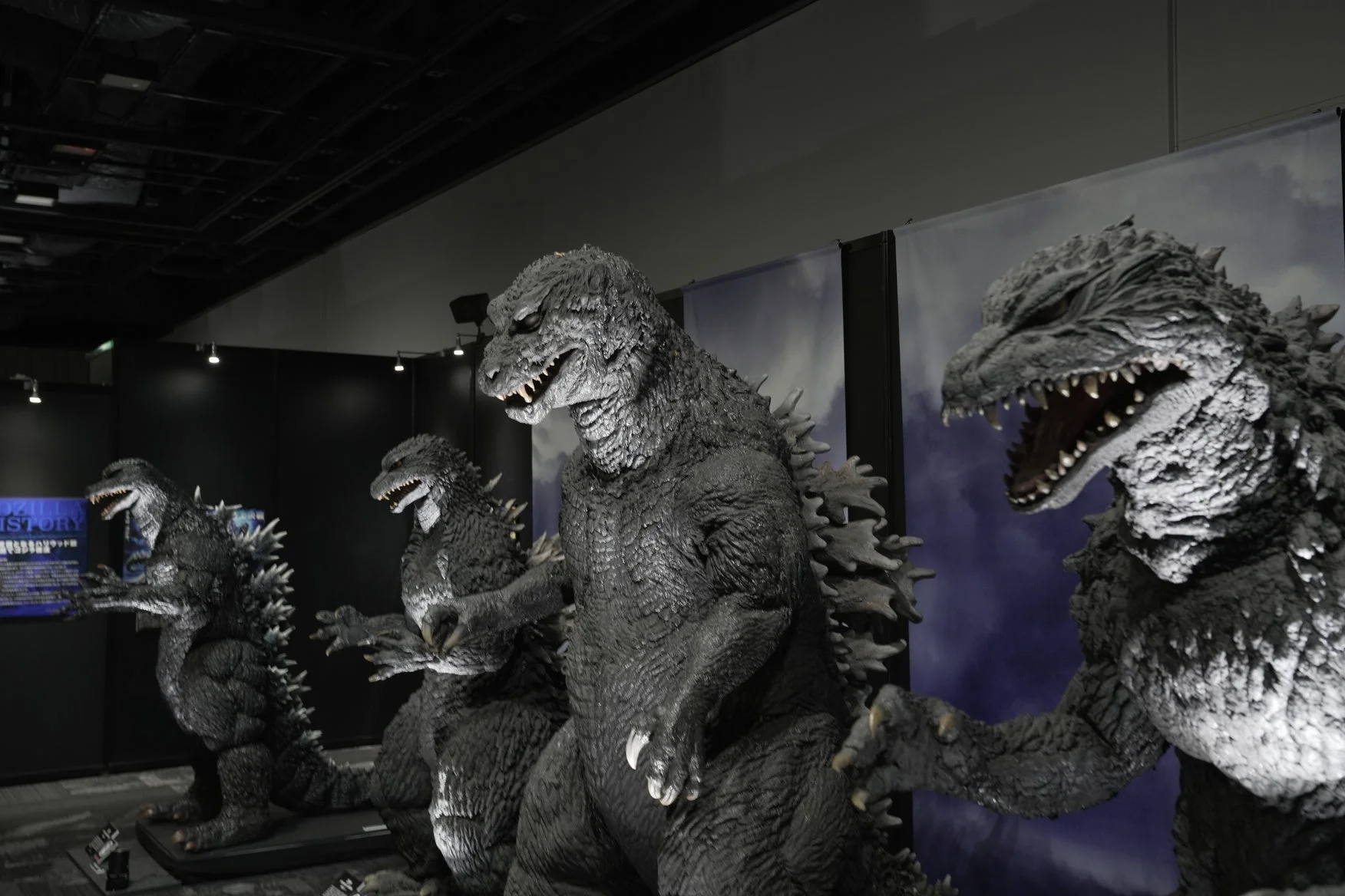 複数のゴジラ像が展示されている様子