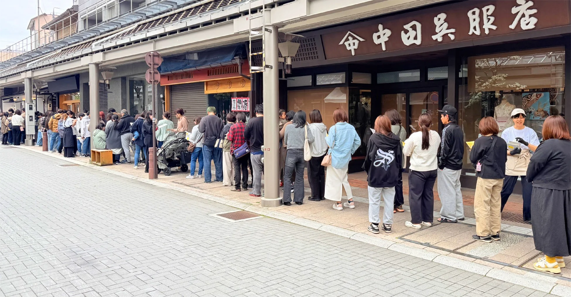 中田呉服店の前にできた行列