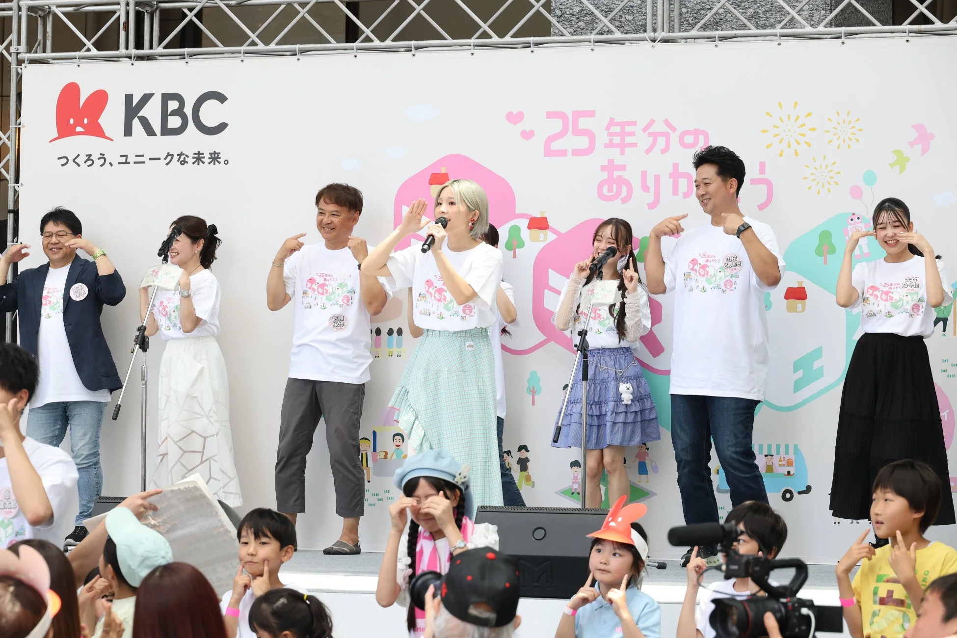 ステージでパフォーマンスする出演者と観客