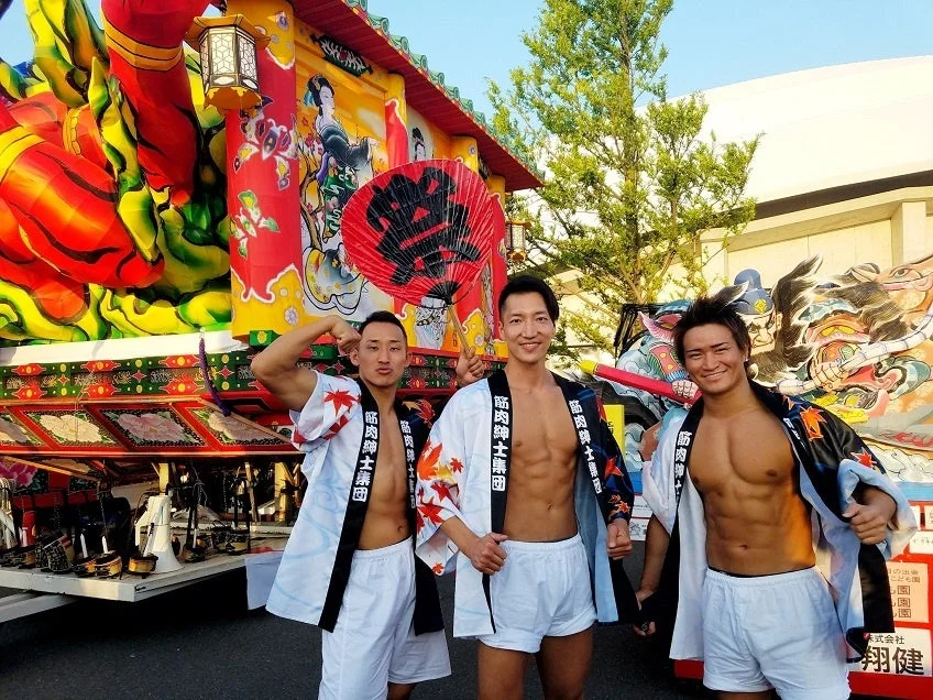 祭りで活躍する筋肉紳士集団