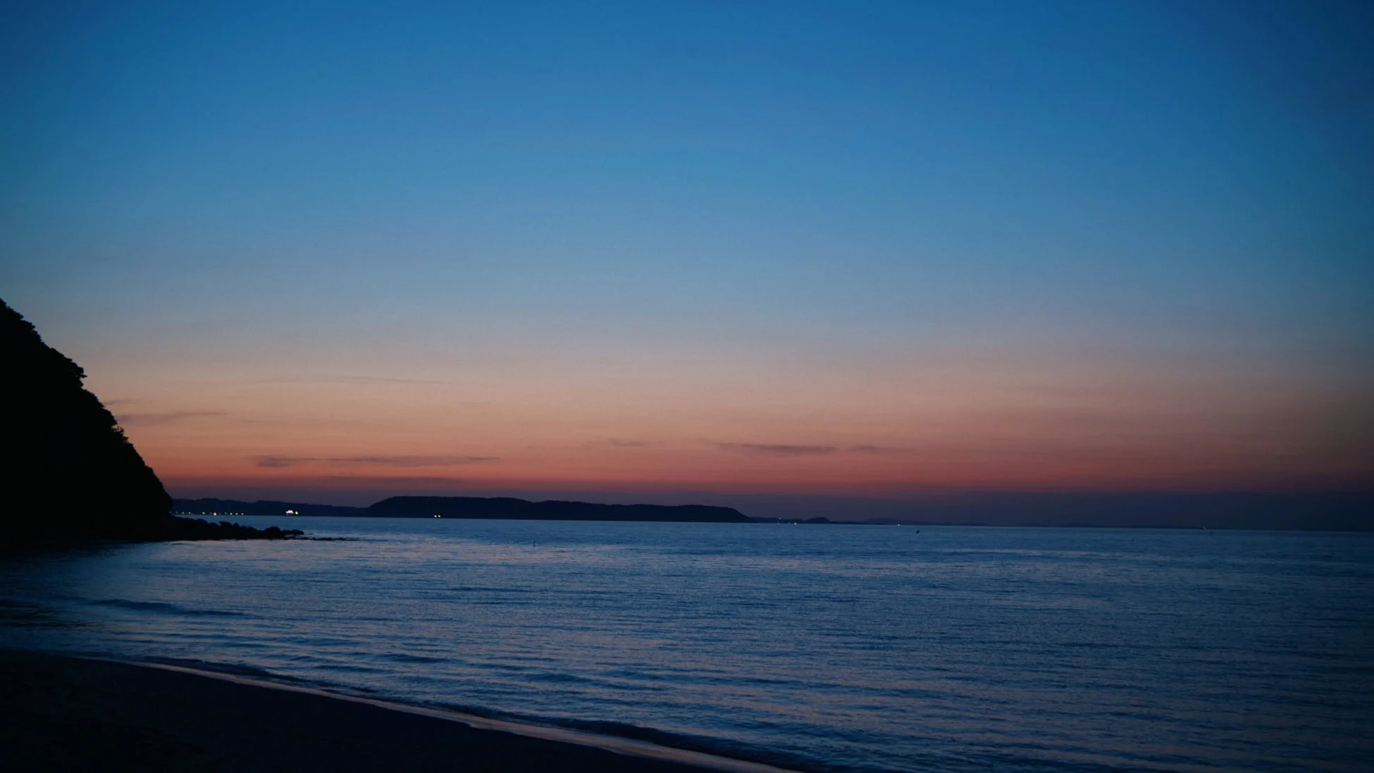 夕暮れ時の海辺の景色