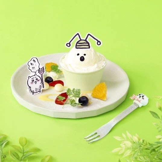 ハチワレをモチーフにしたクリームとフルーツのパフェ