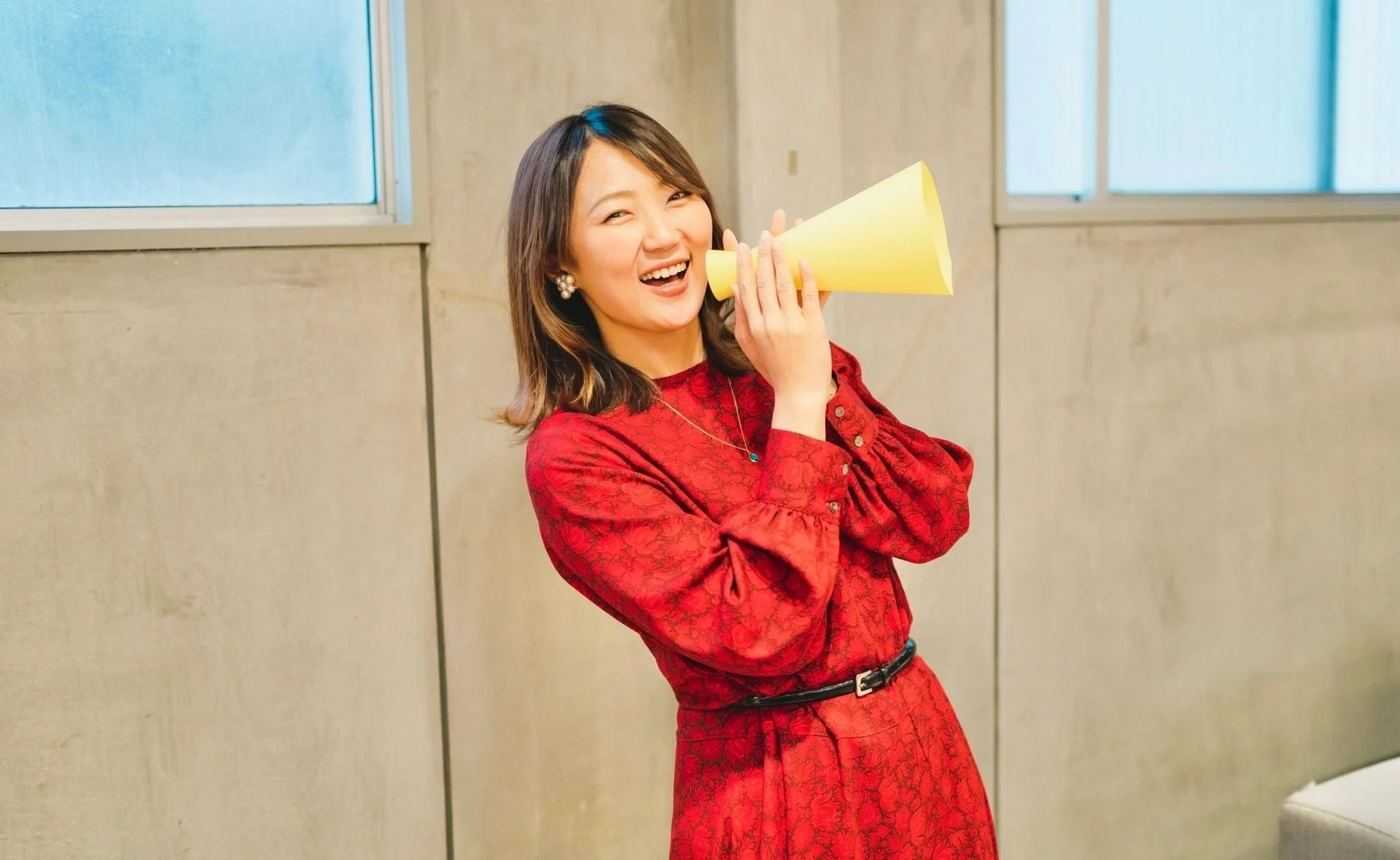 メガホンを持つ白井智子氏
