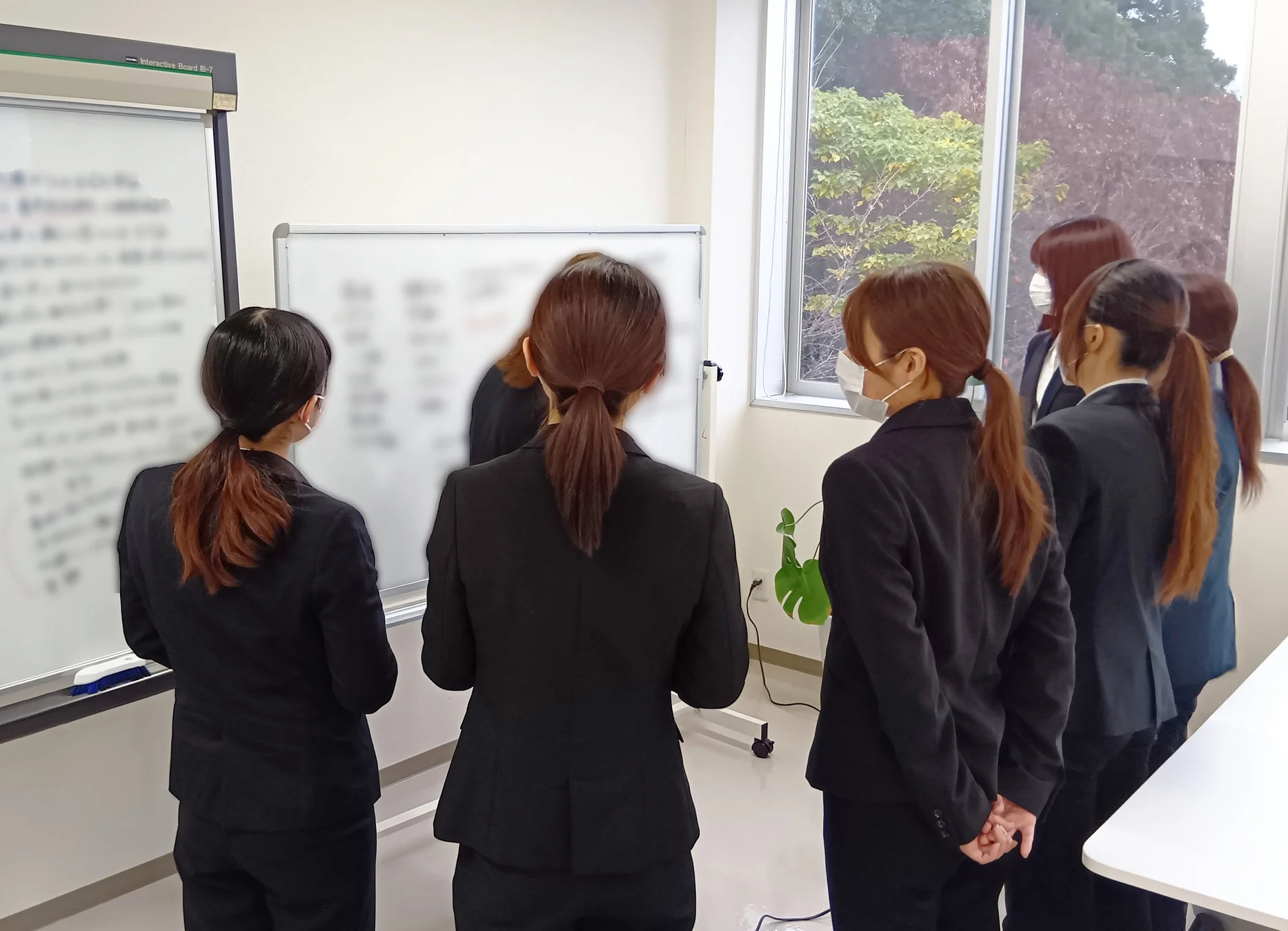 若手社員によるアイデア出しの風景