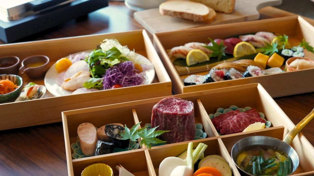 豪華な木箱に美しく盛り付けられた様々な和食