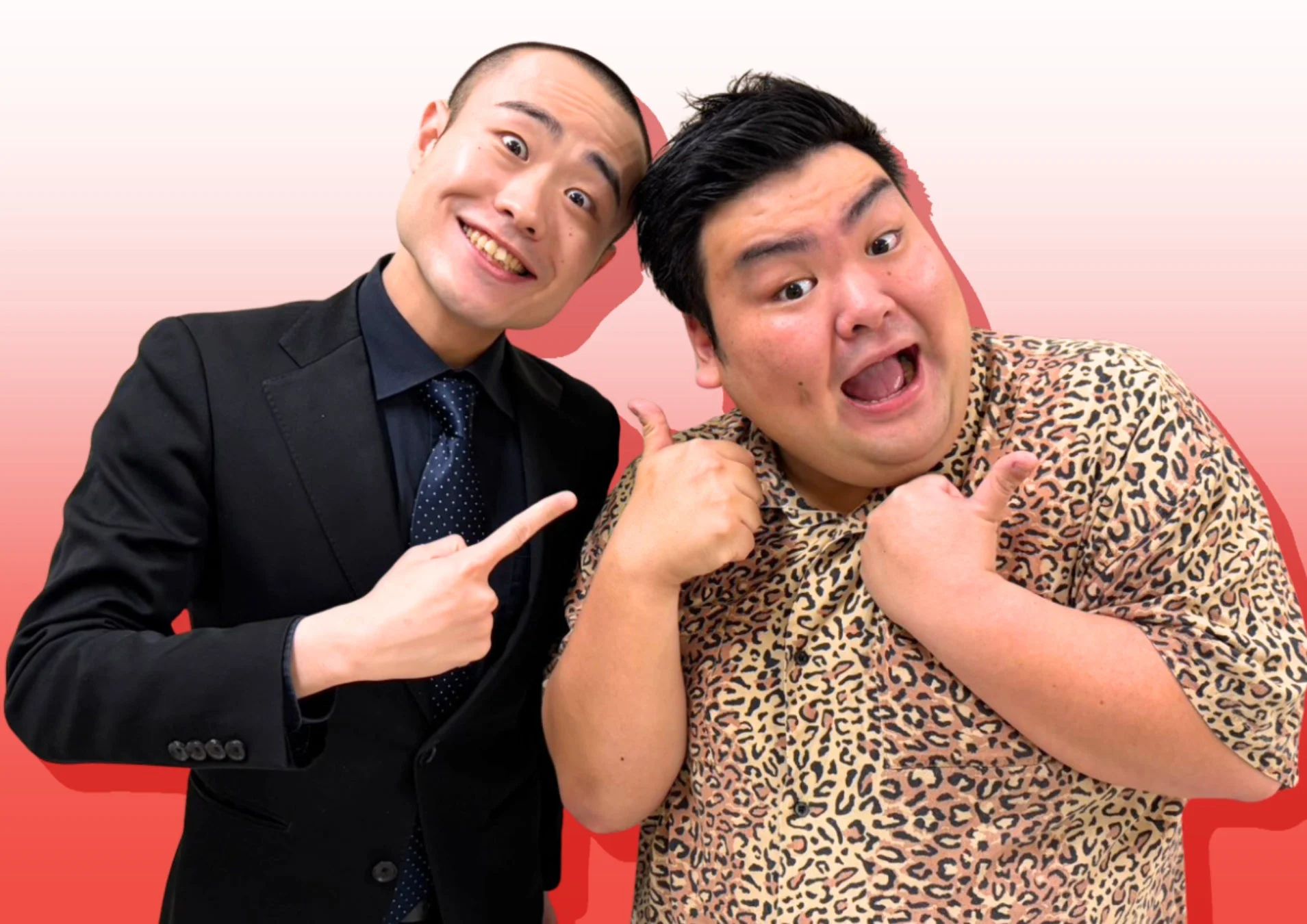 スーツ姿の男性とヒョウ柄のシャツを着た男性