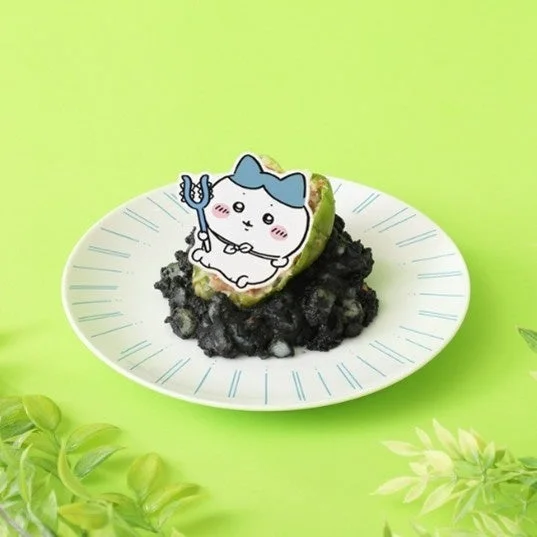 イカ墨のような黒い料理と可愛いキャラクターの飾りが特徴的な料理