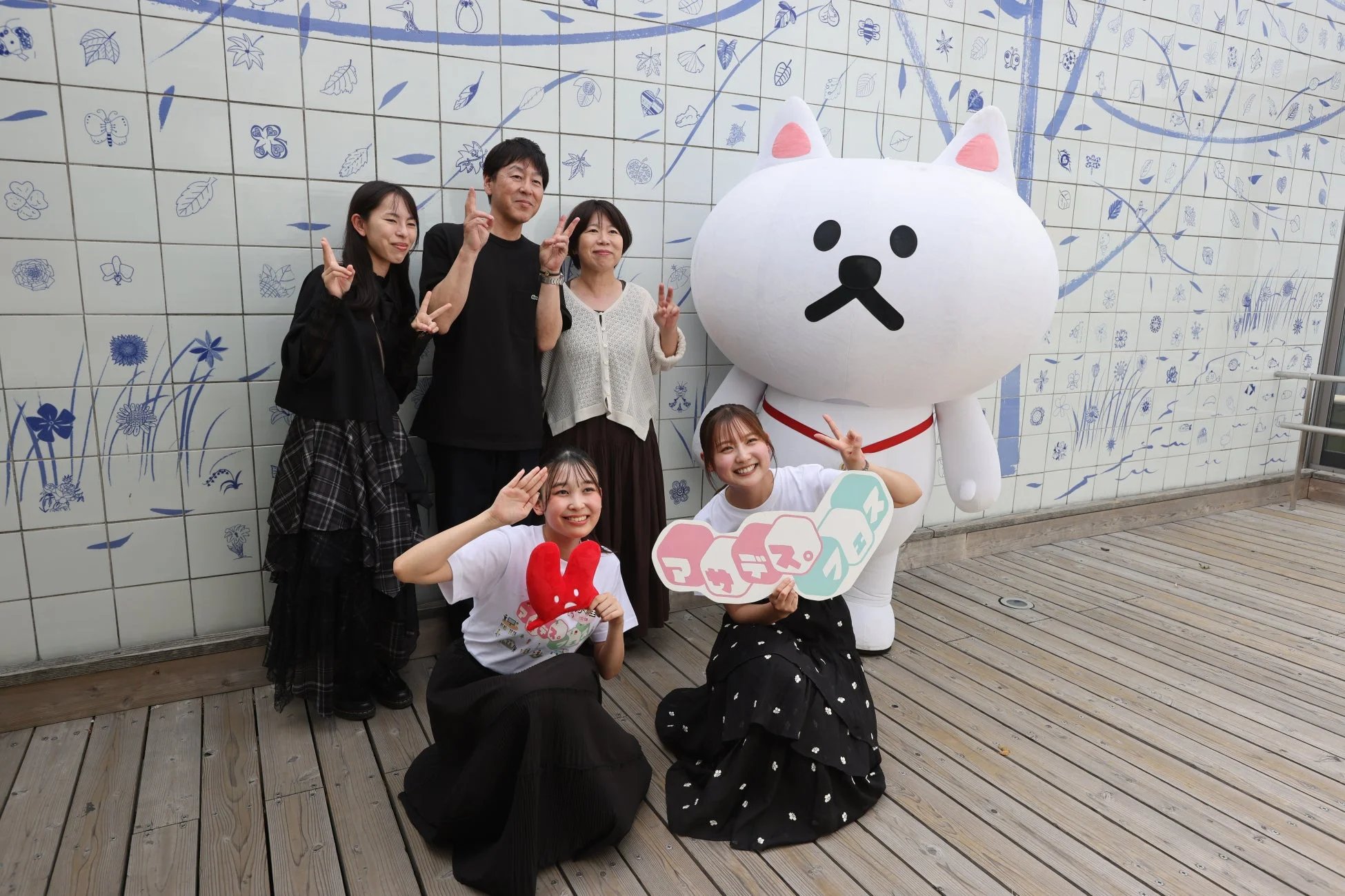 マツキヨキャラクターと集合写真を撮る人々