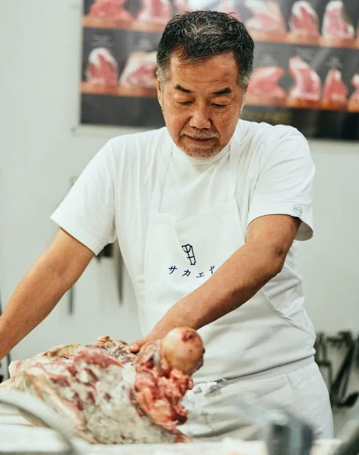 サカエヤの職人が肉を捌く様子