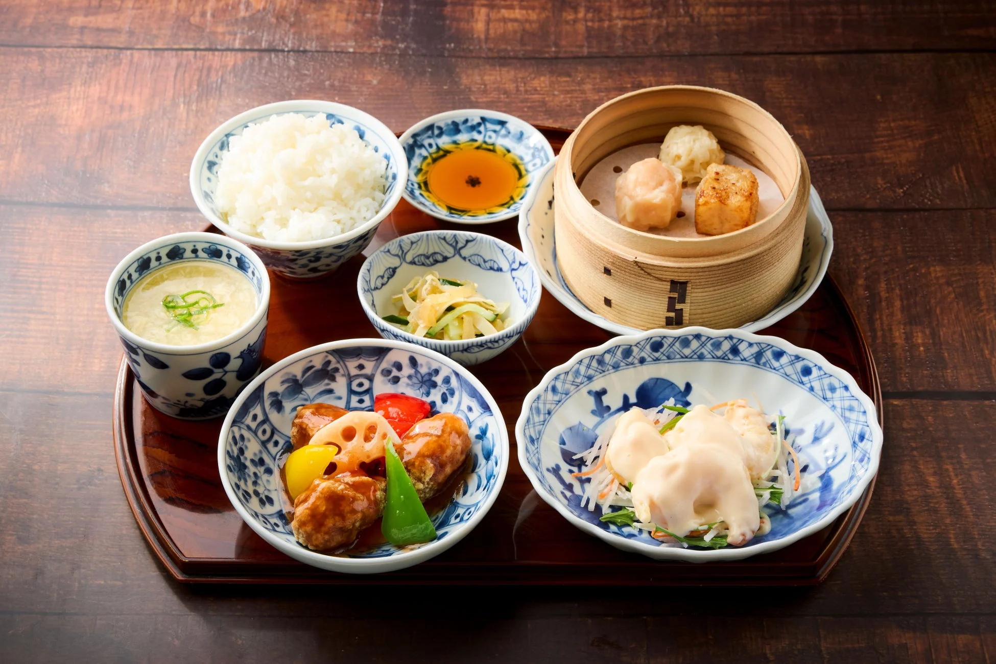 中華料理の定食（エビマヨ、肉団子など）