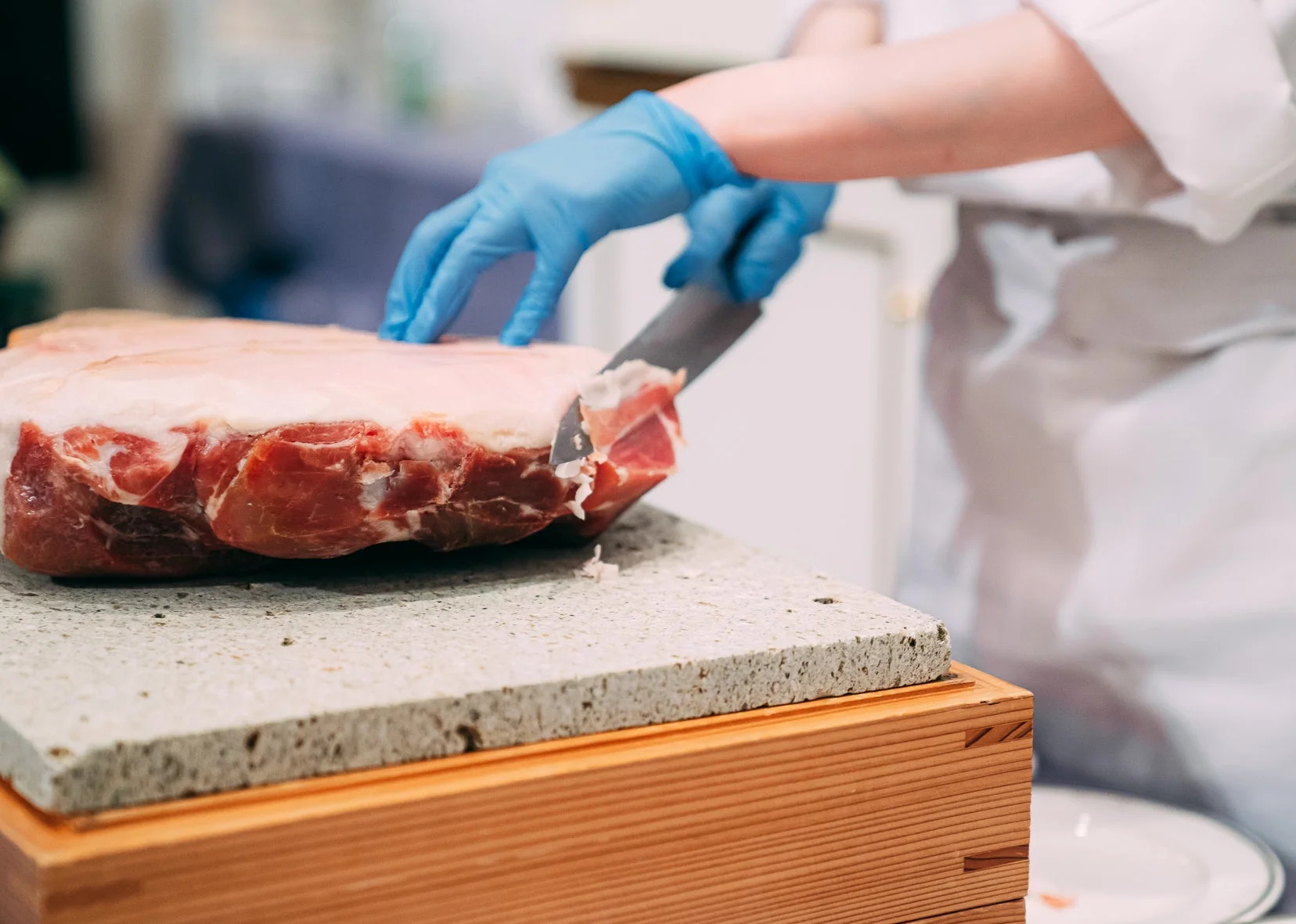 肉をカットする料理人