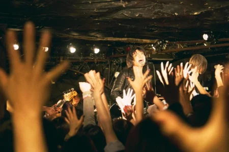 a flood of circle、初の日本武道館公演翌日に下北沢SHELTERで20周年記念ライブを開催