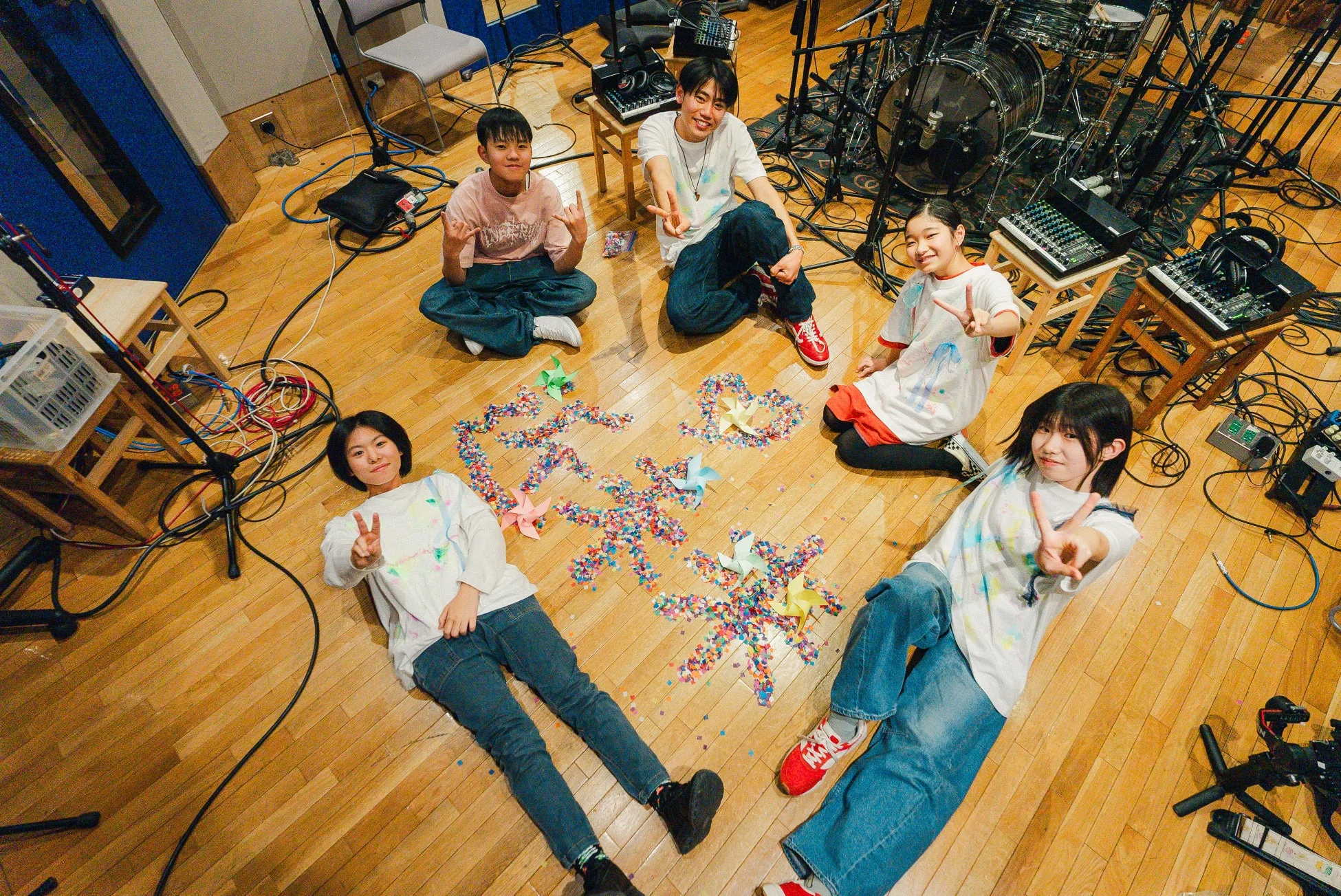 音楽スタジオで若者たちが楽しそうにしている様子